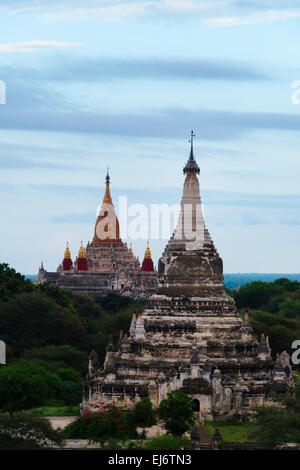 Antico tempio e pagoda nella giungla, Tempio di Ananda in distanza, Bagan, Mandalay Regione, Myanmar Foto Stock