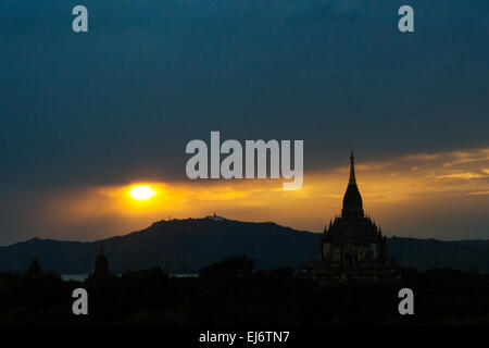 Tempio Thatbyinnyu al tramonto, Bagan, Mandalay Regione, Myanmar Foto Stock