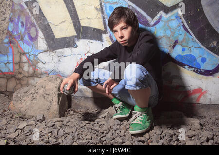 Teen realizzato alcuni graffiti sul muro di un tunnel Foto Stock