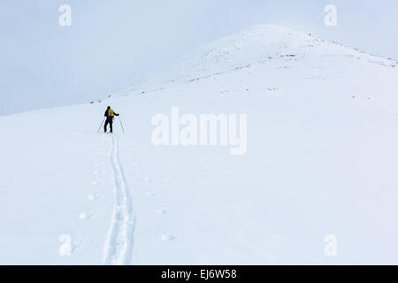 Direzione al vertice di Nallo montagne, Kebnekaise area di montagna, Kiruna, Svezia, Europa UE Foto Stock