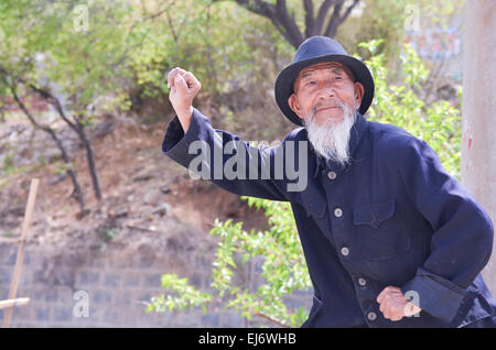 Il vecchio uomo cinese fornisce Kung Fu Shaolin dimostrazione nei luo Yang, Cina. Foto Stock