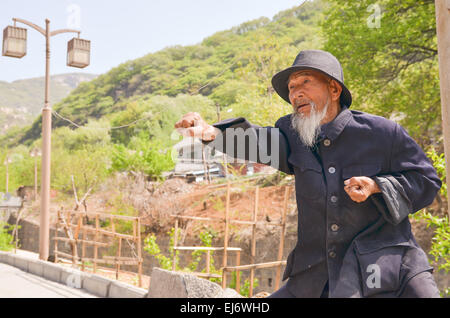 Il vecchio uomo cinese fornisce Kung Fu Shaolin dimostrazione nei luo Yang, Cina. Foto Stock