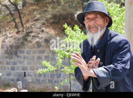 Il vecchio uomo cinese fornisce Kung Fu Shaolin dimostrazione nei luo Yang, Cina. Foto Stock