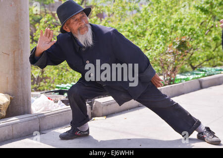 Il vecchio uomo cinese fornisce Kung Fu Shaolin dimostrazione nei luo Yang, Cina. Foto Stock