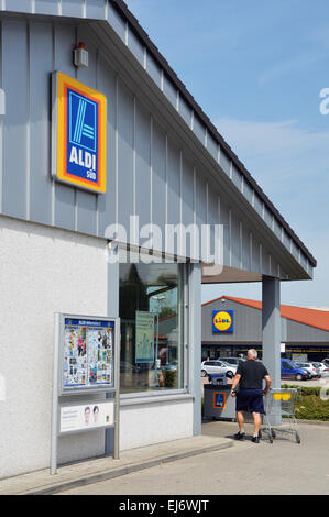 RENCHEN, Germania - Agosto 2012: il supermercato Aldi e Lidl vicino all'altra. Aldi e Lidl tedesco due catene di supermercati Foto Stock