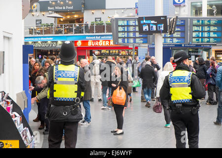 Stazione ferroviaria Manchester Piccadilly con inglese ufficiali della polizia di pattuglia , lancashire,Inghilterra Foto Stock