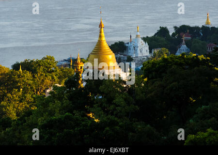 Pagoda in Sagaing collina Ayeyarwady Irrawaddy (Fiume), Mandalay Myanmar Foto Stock