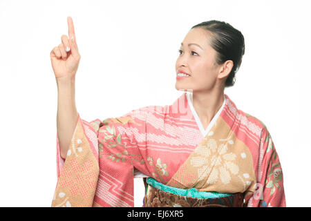 Un bel kimono giapponese donna in sfondo bianco Foto Stock
