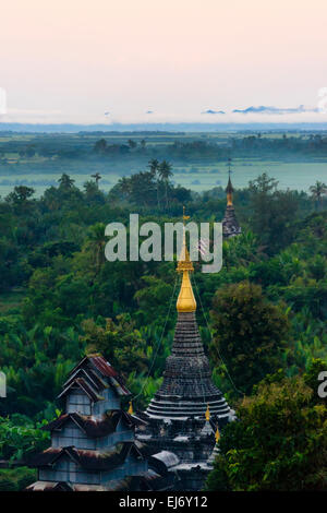 Antico tempio e pagoda nella giungla di sunrise, Mrauk-U, Stato di Rakhine, Myanmar Foto Stock