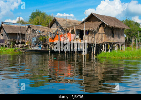 Stilt cottage del villaggio galleggiante sul Lago Inle, Stato Shan, Myanmar Foto Stock