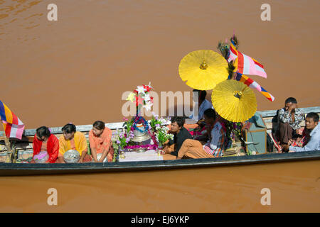 Barche sul Lago Inle durante il festival, Stato Shan, Myanmar Foto Stock