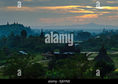 Antico tempio e pagoda nella giungla al tramonto, Mrauk-U, Stato di Rakhine, Myanmar Foto Stock