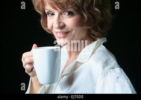 Donna sociale con caffè sorridente Foto Stock