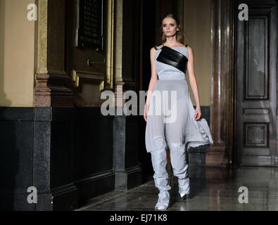 Mercedes-Benz Praga Fashion Week End, il 21 marzo 2015 a Praga, Repubblica Ceca. Modelli per la Formela. (CTK foto/Katerina Sulova) Foto Stock