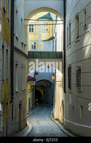 Stretto vicoletto con archi rampanti, Innbrückgasse street, il centro storico, Passau, Bassa Baviera, Baviera, Germania Foto Stock