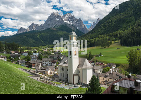 Villaggio di Sesto o Sesto, Sextental o Valle di Sesto, Dolomiti di Sesto sul retro, Sesto, Sesto, Alto Adige, Italia Foto Stock