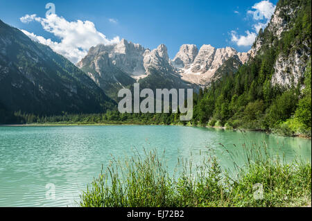 Dürrensee lago nella valle di Landro sulla vecchia linea ferroviaria o Val di Landro, Alto Adige, sul retro gruppo del Cristallo Ampezzo Dolomiti, le Alpi Foto Stock