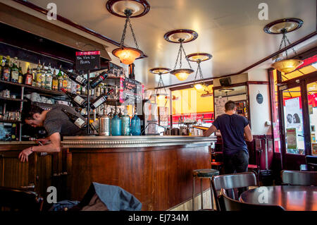 Gli interni accoglienti di stile Liberty cafe su Rue Lamarck a Parigi. Foto Stock