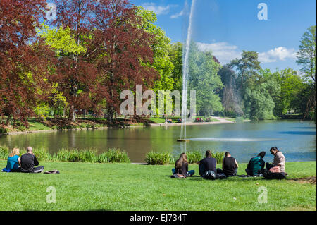 Giovani rilassante, Parc de l'Orangerie, Aranciera park Strasburgo Alsace Francia Europa Foto Stock