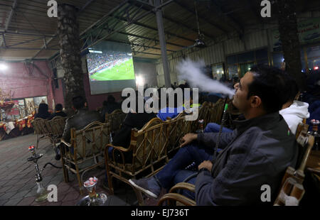 Marzo 22, 2015 - Gaza City, nella Striscia di Gaza, Territori palestinesi - giovani palestinesi guardare una partita di calcio di Barcellona il team contro il Real Madrid team durante la fine della loro prima divisione spagnola ''Clasico " partita di calcio presso il cafe, nella Striscia di Gaza City il 22 marzo 2015. Barcellona ha vinto 2-1 contro il Real Madrid (credito Immagine: © Mohammed Asad/immagini APA/ZUMA filo) Foto Stock