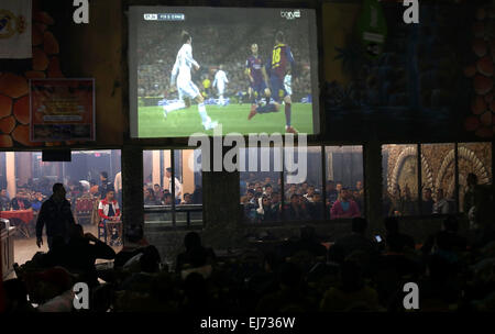 Marzo 22, 2015 - Gaza City, nella Striscia di Gaza, Territori palestinesi - giovani palestinesi guardare una partita di calcio di Barcellona il team contro il Real Madrid team durante la fine della loro prima divisione spagnola ''Clasico " partita di calcio presso il cafe, nella Striscia di Gaza City il 22 marzo 2015. Barcellona ha vinto 2-1 contro il Real Madrid (credito Immagine: © Mohammed Asad/immagini APA/ZUMA filo) Foto Stock