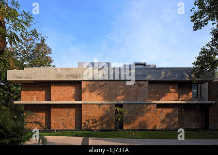 Casa con pareti, Ahmedabad, India. Architetto: Matharoo Associates, 2015. Foto Stock