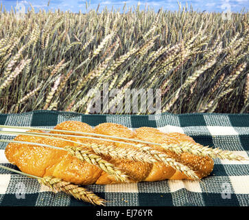 Il grano e il pane su sfondo del campo Foto Stock