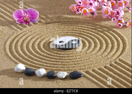 Giappone Zen Garden con yin e yang Foto Stock