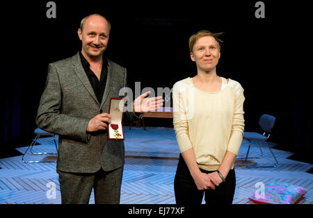 Il teatro fiammingo-maker e scrittore Pieter de Buysser e estone di avant-garde attrice Maike Lond mostrano le loro prestazioni Immerwahr, nel Teatro Archa, Praga, Repubblica Ceca, Marzo 22, 2015. (CTK foto/Katerina Sulova) Foto Stock