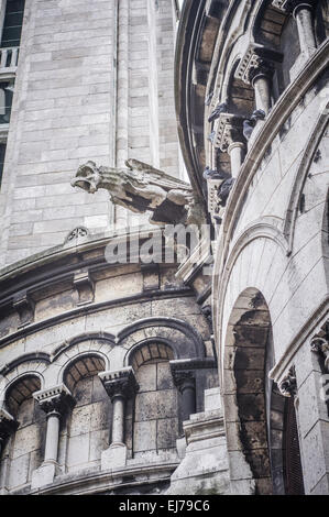 Gargoyle sulla parte esterna del Sacre Coeur di Parigi, Francia. Foto Stock