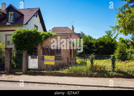 Abbandonato edificio di piccole dimensioni per la vendita, A vendre segno, Strasburgo, Alsazia, Francia, Europa Foto Stock