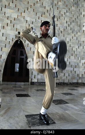 Karachi. 23 Mar, 2015. Un pakistano cadet assiste il Pakistan Giornata Nazionale cerimonia presso la tomba del paese del padre fondatore Mohammad Ali Jinnah nel sud del Pakistan città portuale di Karachi il 23 marzo 2015. Il Pakistan giorno viene celebrato il 23 marzo di ogni anno per segnare l' adozione di una risoluzione che chiedeva la creazione di una patria separata per i musulmani di India britannica nello stesso giorno del 1940. Credito: Masroor/Xinhua/Alamy Live News Foto Stock