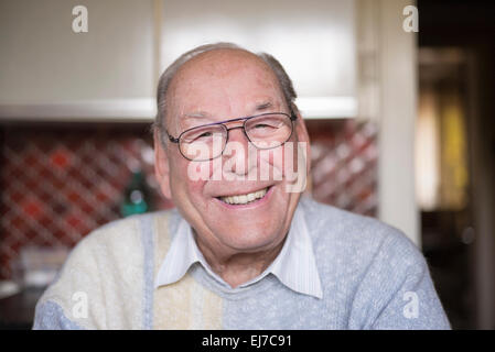 anni 80 sorridente uomo anziano ritratto, ritratto anziano maschio ridendo Foto Stock