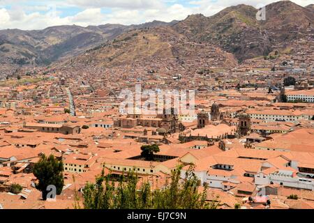 Tetti rossi del centro storico, Cuzco, Perù Foto Stock