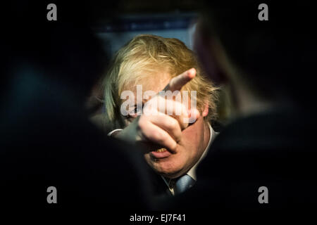 Londra, Regno Unito. 23 marzo, 2015. Il sindaco Boris Johnson ha intervistato presso la stazione di London Bridge Credito: Guy Corbishley/Alamy Live News Foto Stock