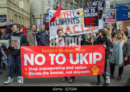 Londra REGNO UNITO, XXI Marzo 2015: dimostranti presso lo stand fino alla lotta contro il razzismo e il Fascismo dimostrazione. Foto Stock