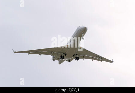 In aereo : Bombardier BD-700-1A10 Global Express XRS-, di -Tag Aviation- Azienda, atterraggio su -Adolfo SUAREZ- aeroporto (Madrid) Foto Stock