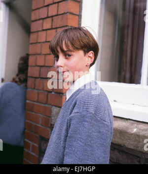 Studentessa di ritratto scolastico che indossa l'uniforme fuori dalla scuola secondaria Ysgol Pantycelyn a Llandovery, Carmarthenshire Galles Regno Unito KATHY DEWITT Foto Stock