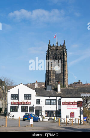 L'anello O' campane pub con il Ministro in background Halifax, West Yorkshire, Regno Unito Foto Stock