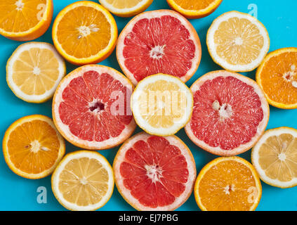 I limoni, arance e pompelmi su sfondo blu Foto Stock