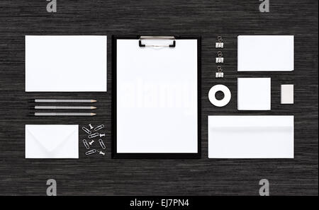 Modello mockup per il branding aziendale identità. È costituito da carta, buste, carta business, matite, gomma, clip, cartella. Foto Stock