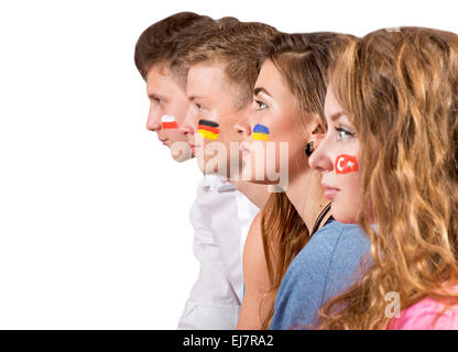 Quattro ragazzi con le bandiere disegnate sulle facce appassionati di calcio con diverse bandiere nazionali dipinta su facce Foto Stock