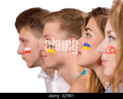 Quattro ragazzi con le bandiere disegnate sulle facce appassionati di calcio con diverse bandiere nazionali dipinta su facce Foto Stock