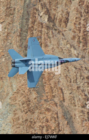 US Navy F/A-18E Super Hornet battenti a basso livello attraverso il Rainbow Canyon (Star Wars Canyon), California, Stati Uniti d'America. Foto Stock