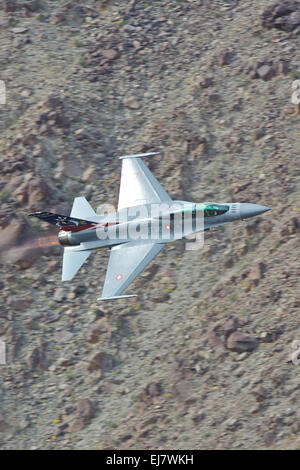 Vicino la foto di un Royal Air Force danese (Flyvevåbnet) F-16 jet fighter, Afterburner acceso, volare lungo un canyon del deserto. Foto Stock