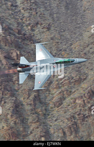Vicino la foto di un Royal Air Force danese (Flyvevåbnet) F-16 jet fighter, riscaldare nuovamente acceso, volare lungo Rainbow Canyon. Foto Stock