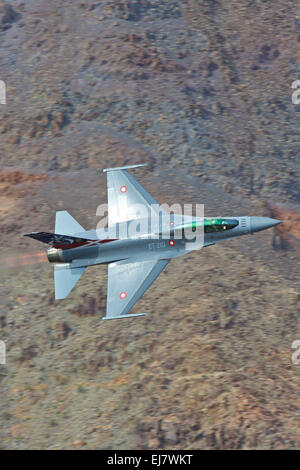 Vicino la foto di un Royal Air Force danese (Flyvevåbnet) F-16 jet da combattimento, il bruciatore acceso, volare lungo Rainbow Canyon. Foto Stock
