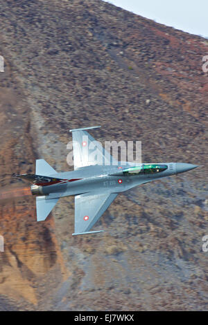 Vicino la foto di un Royal Air Force danese (Flyvevåbnet) F-16 jet fighter, Afterburner acceso, uscendo Rainbow Canyon. Foto Stock