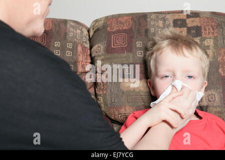 Madre single con figlio che soffre di un freddo Foto Stock