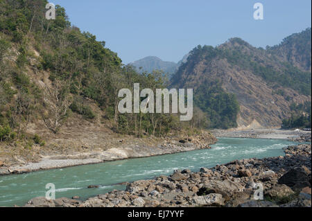 Il Gange(Ganga) fiume che scorre attraverso le colline ai piedi dell'himalaya appena fuori Rishikesh, Uttarakhand, India Foto Stock